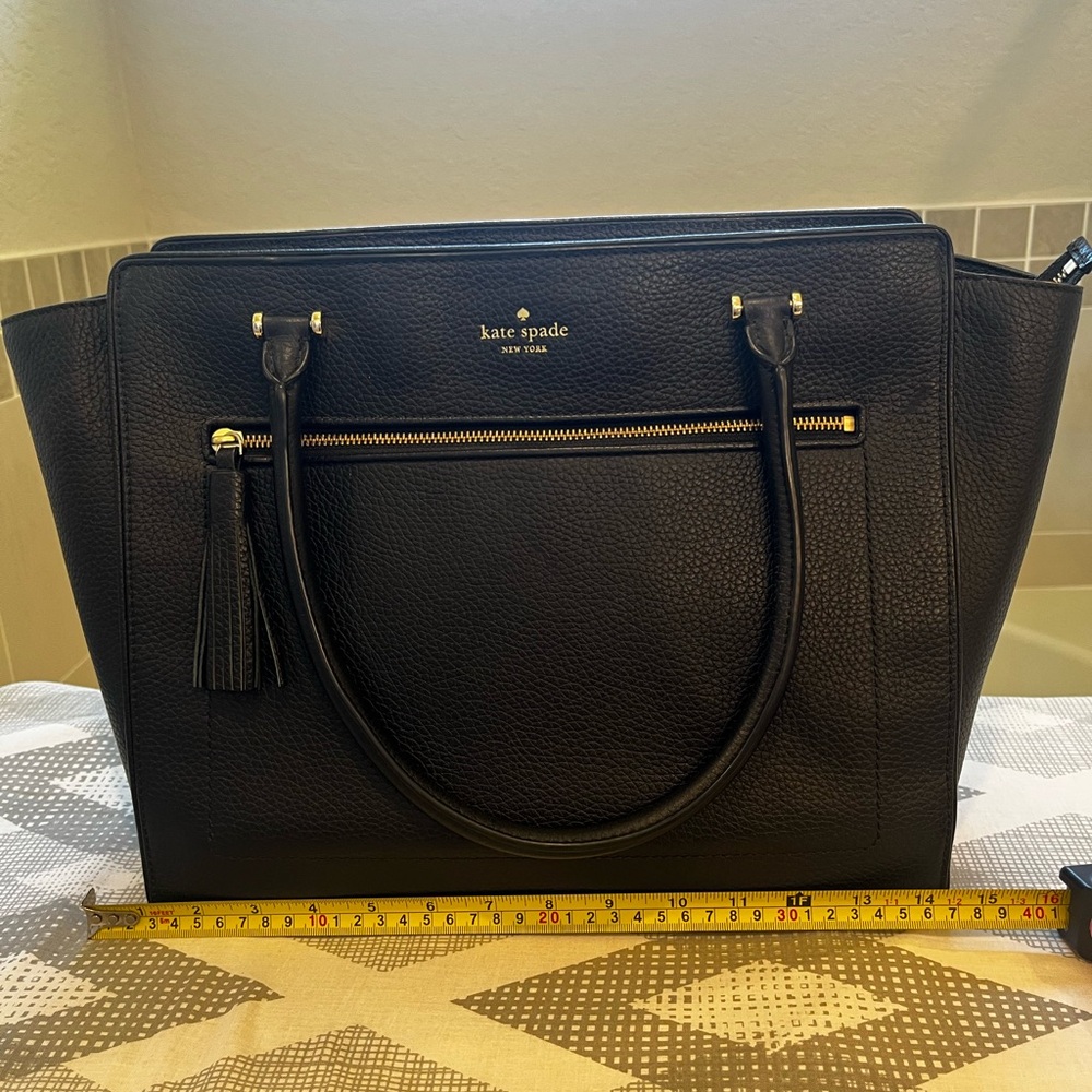 Kate Spade Black Leather Tote Bag worn a few times a few scratches on the back